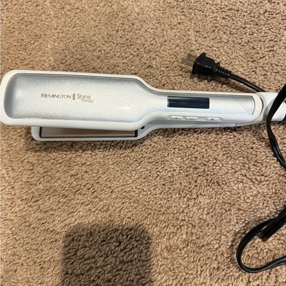 Remington Other - Remington Shine Therapy Straightener in White and Silver